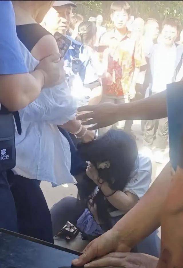 博主李雨婵遭围殴因举报网红相宜结怨网传相宜的母亲先动手