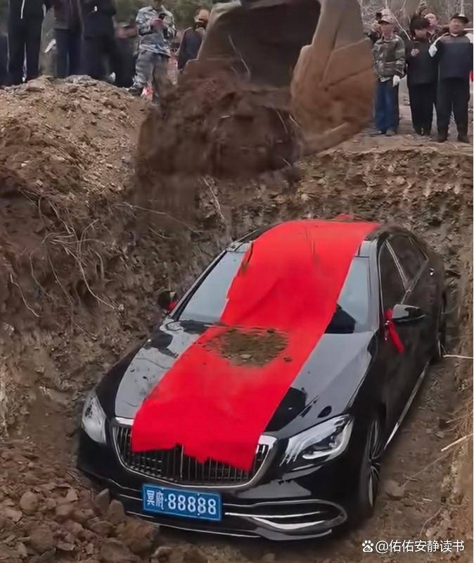 
        百万奔驰当“纸扎”埋？辽宁富豪的“硬核尽孝”，结局大快人心！