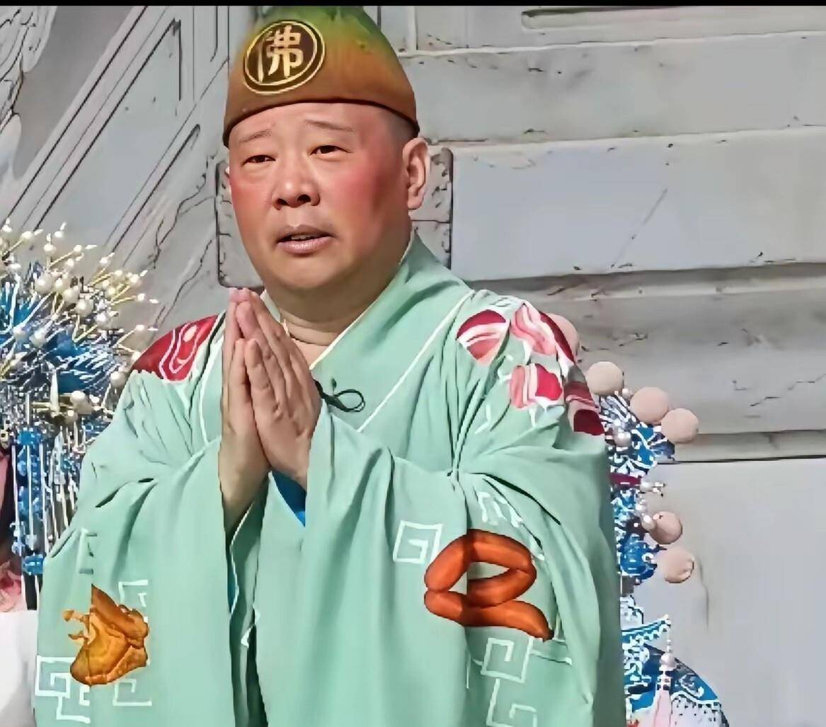 
        郭德纲改红歌？西边的太阳快要落山了，鬼子的末日就要来到，改成：西边的太阳快要落山了，紫禁城里静悄悄