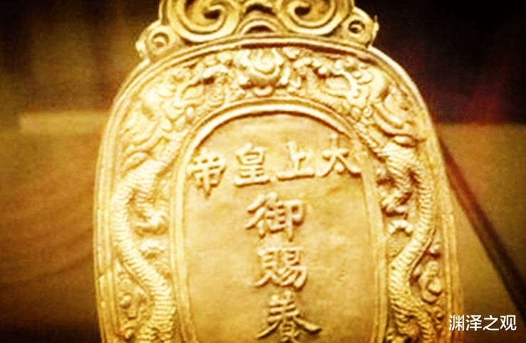 
        朱元璋斩杀功臣，功臣掏出免死金牌，朱元璋冷笑：看背面写的啥！