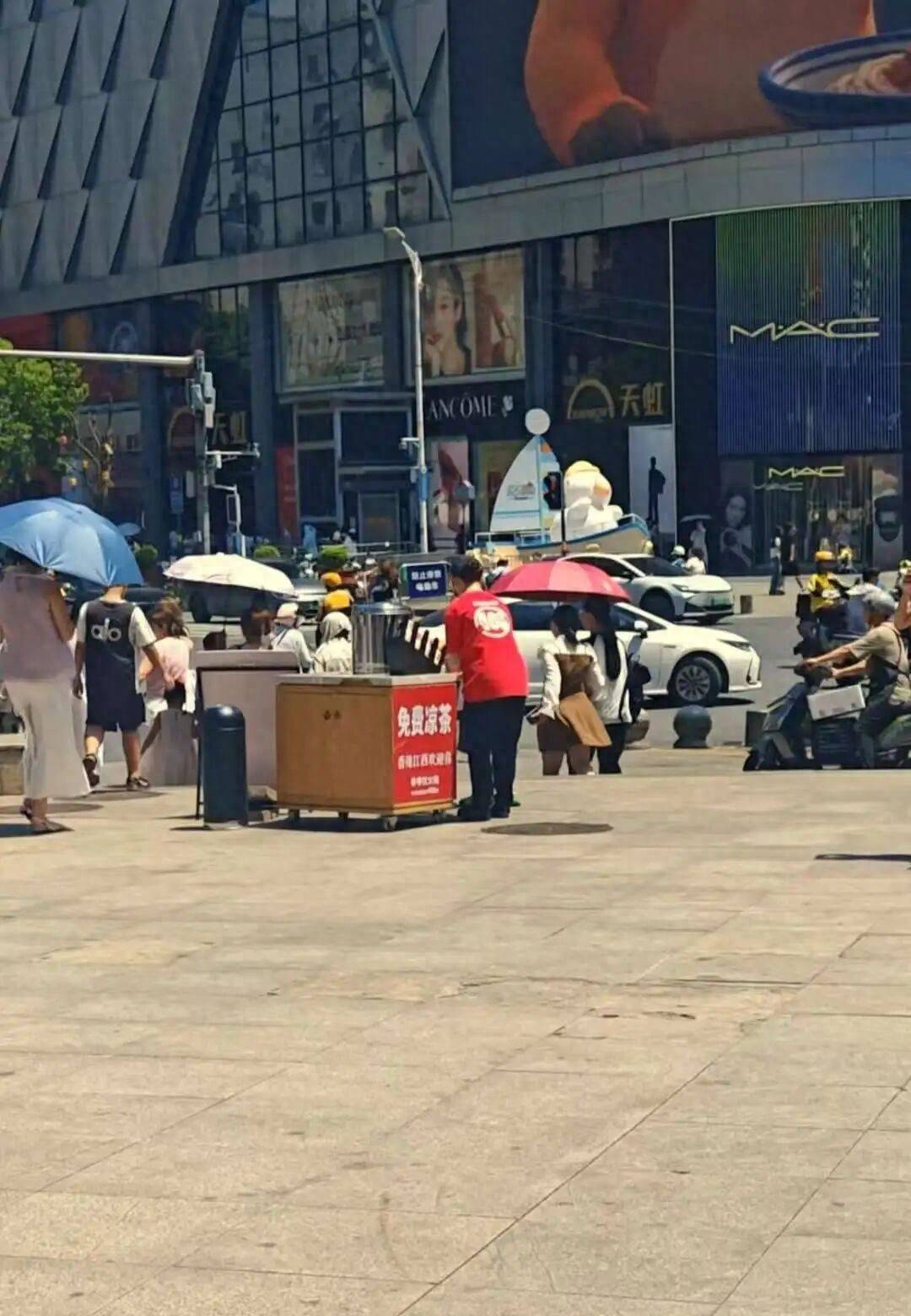 江西南昌一季季红火锅门店让员工顶着大太阳摆摊送凉茶？