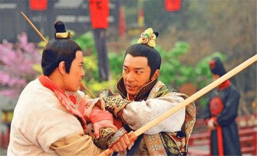 
        李世民杀兄弟，霸亲嫂，为何手下名臣还如此帮忙呢？