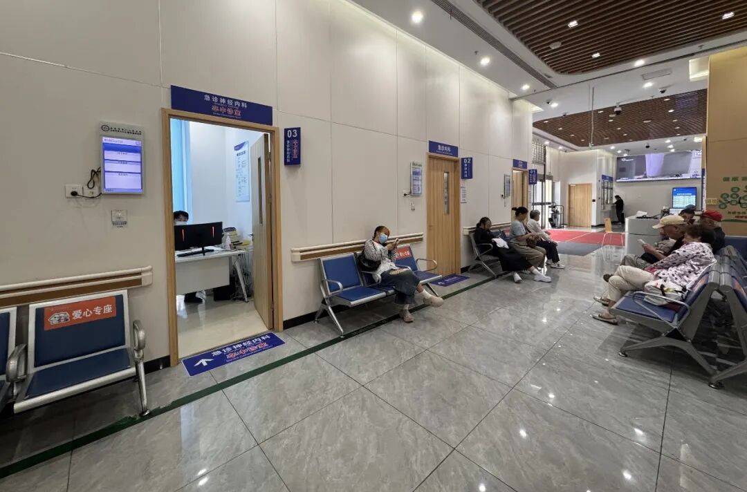 夏季警惕致命“热中风”！掌握防护与急救关键要点→
