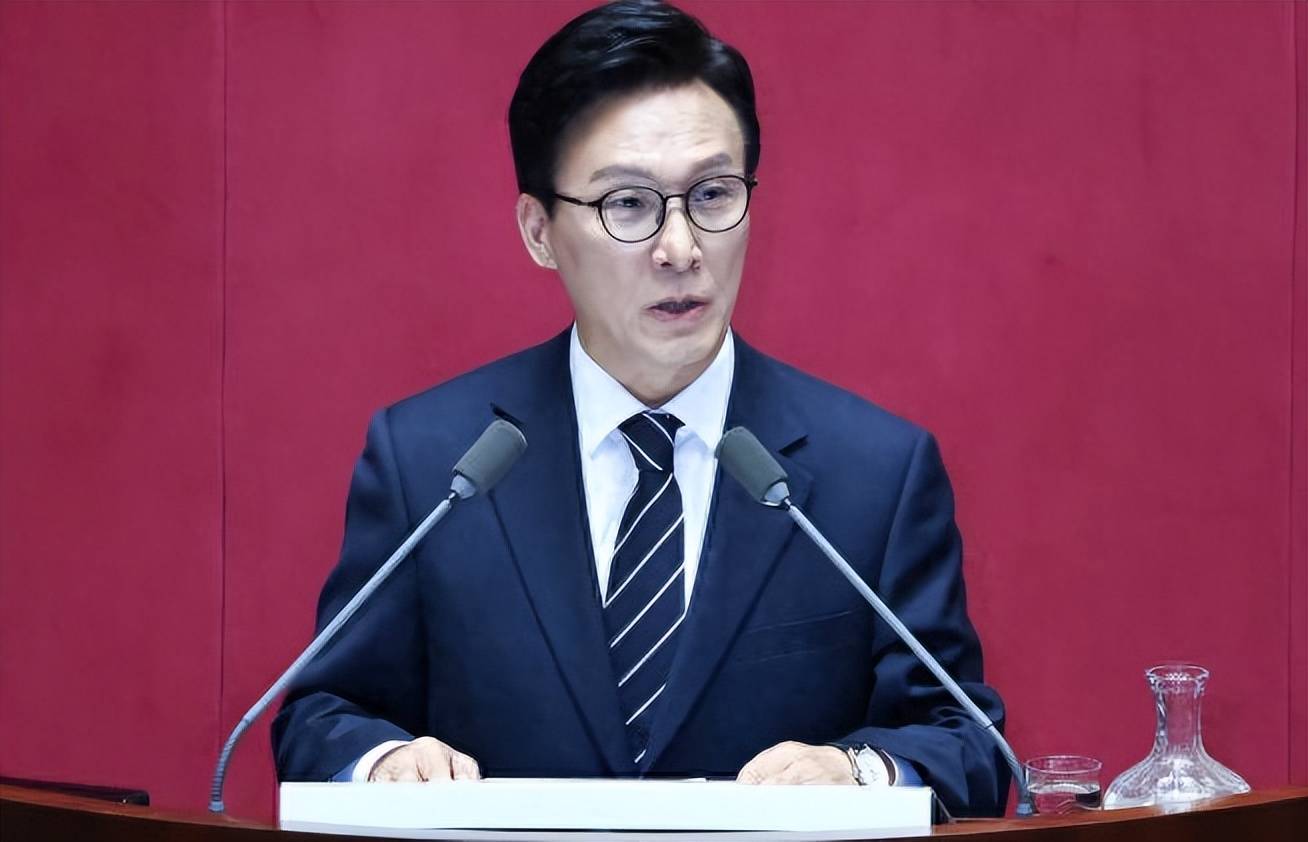
        美国正在被中国超越，韩国执政党党首终于敢说出，不要再看美国脸色行事！