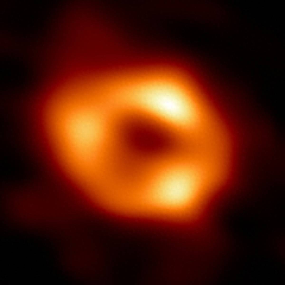 
        银河系中心藏着一个黑洞，为什么年轻恒星还敢靠近？