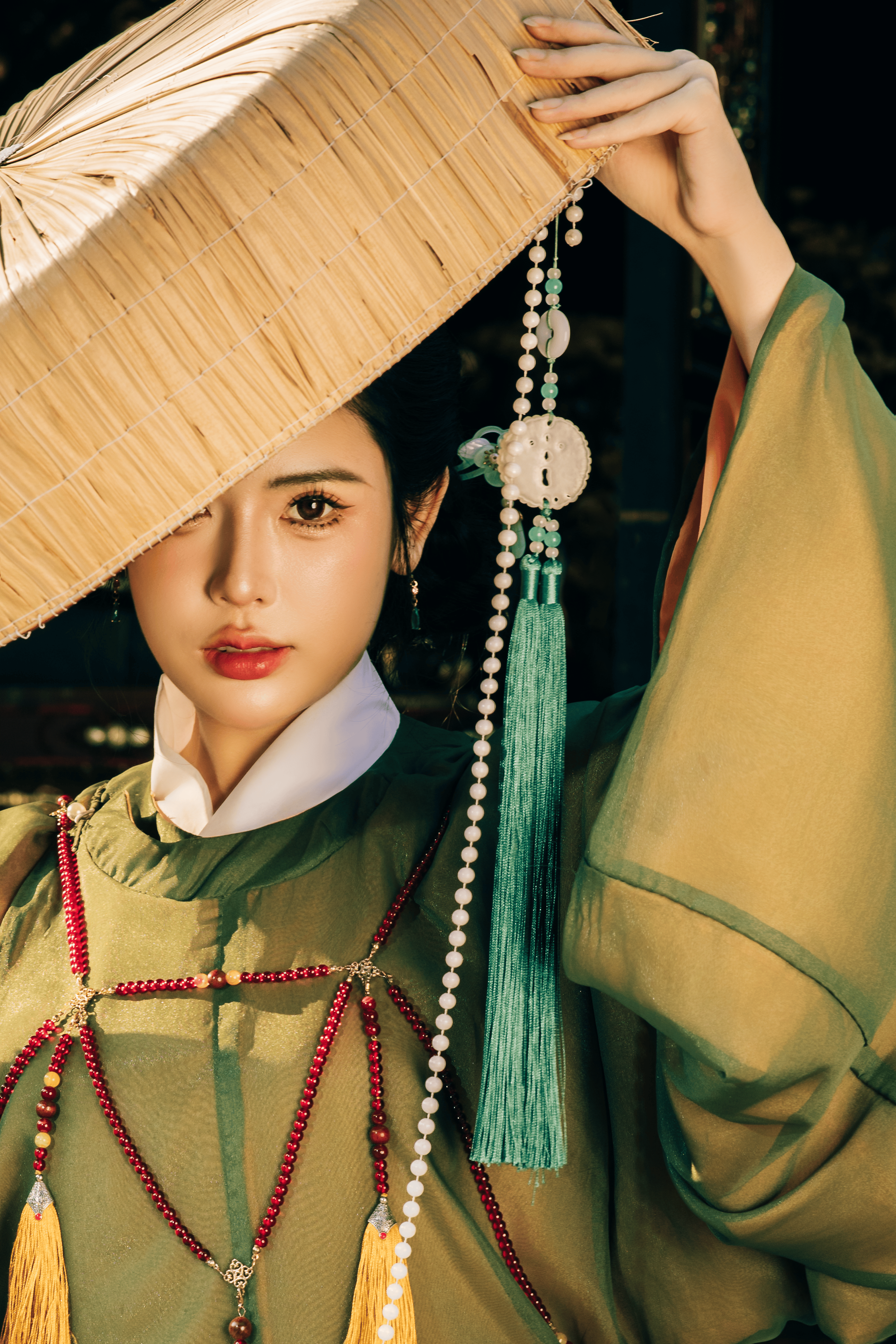 成毅吃瓜反差萌：李莲花的优雅VS综艺中的憨态