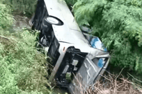 山西一载有12名学生的车辆侧翻致2死