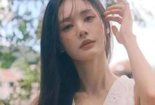 超好抄！李一桐的夏日露肤留白穿搭，基础款也能穿出清新呼吸感！