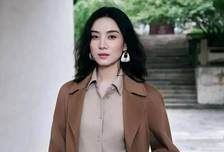 随性高级，干练利落，宋佳的高知秋季穿搭堪称40+职场女性范本