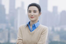又被宋佳惊艳了！衬衫叠穿不配裤子、乐福鞋，这样打扮更时尚洋气