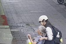 浙江街头老人意外摔倒，17岁女生脱校服救老人，血校服被洗净送回