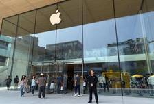 iPhone 18开售首日实探：标准版Pro没人要，Pro Max回收加价400元，黄牛称“到晚上手上囤货兴许得赔”