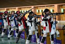组图：亚运女子10米气步枪团体中国夺金 王子菲镇定瞄靶图3