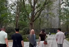 郭富城的小娇妻方媛现身在了上海看豪宅穿增高鞋仍显得娇。椎椒⒐獾钠收媸浅鲋