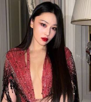 张馨予身材真丰腴！一袭深V裙领口开到腰差点撑爆