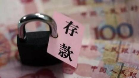 陈奕迅现身高雄向粉丝鞠躬挥手