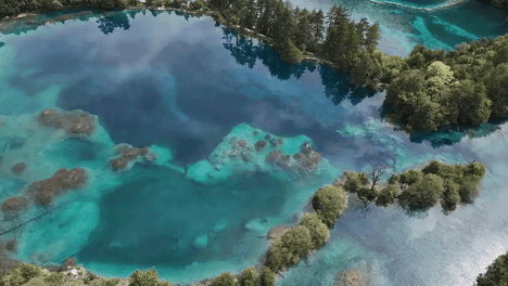 九寨沟湖水靠染色才呈现蓝色？官方辟谣
