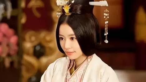 母亲嫌儿子太丑扔地上，被尼姑领养后，结果成就千古一帝