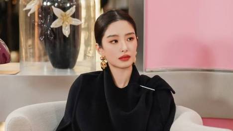杨采钰黑色斗篷套装优雅干练 携詹青云史策对谈分享感悟