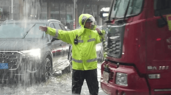 上海五角场遭特大暴雨:有皮划艇上街