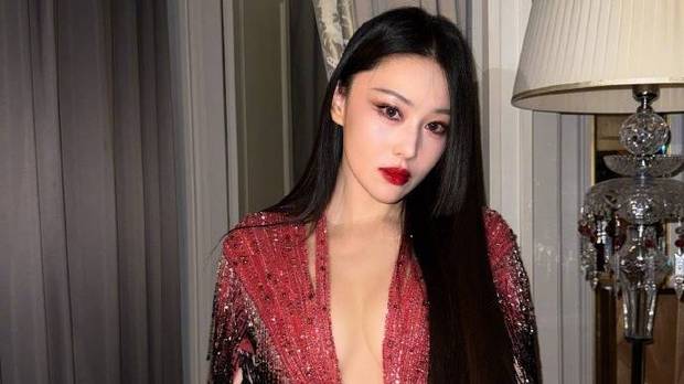 张馨予身材真丰腴！一袭深V裙领口开到腰差点撑爆