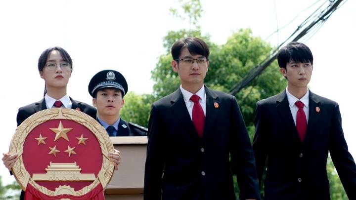 《谢谢你温暖我》和《江河之上》哪个更好看?