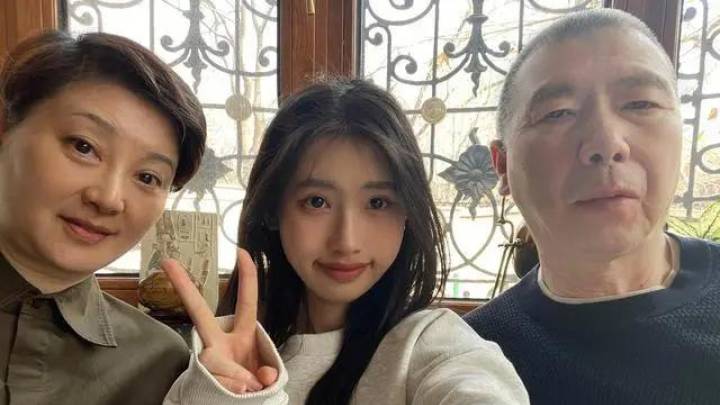 徐帆携18岁女儿徐朵登上杂志封面,你看好她的未来吗?