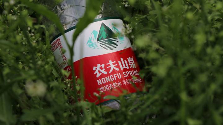 农夫山泉跌入舆论漩涡,是真的吗?