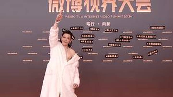 刘亦菲铁玫瑰不离手,明星又卷红毯啦,你喜欢吗?