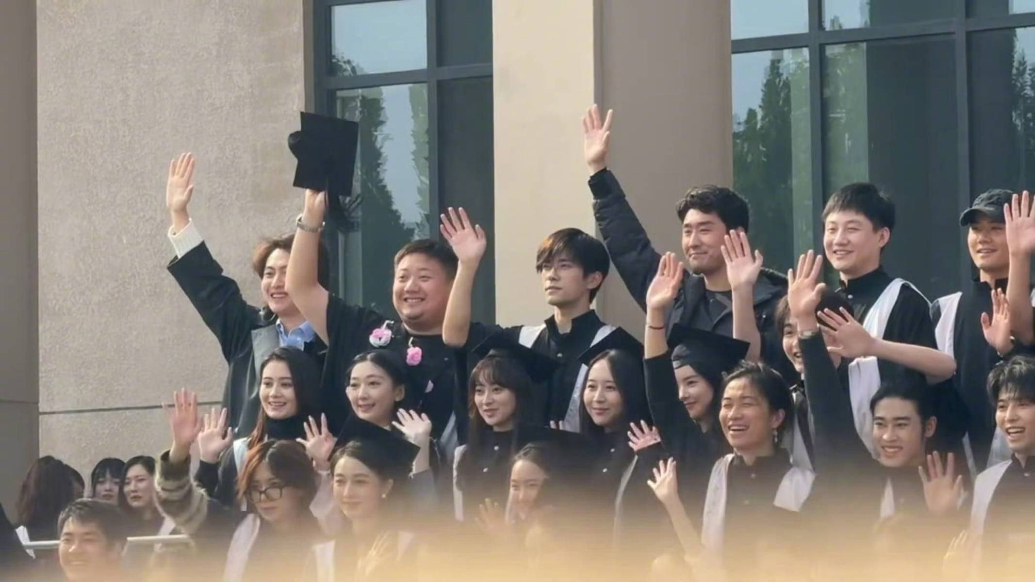 易烊千玺参加中戏补办毕业典礼!穿学士服拍毕业照