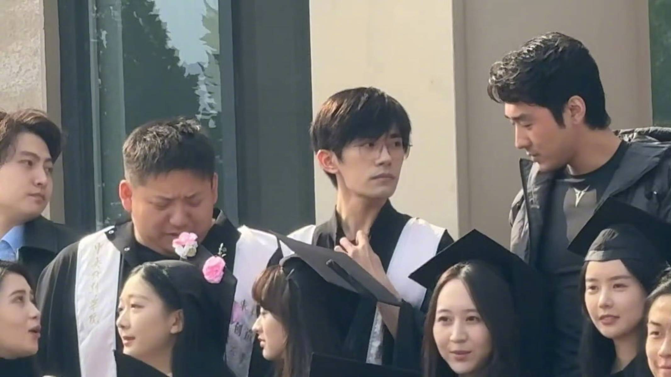 易烊千玺参加中戏补办毕业典礼!穿学士服拍毕业照