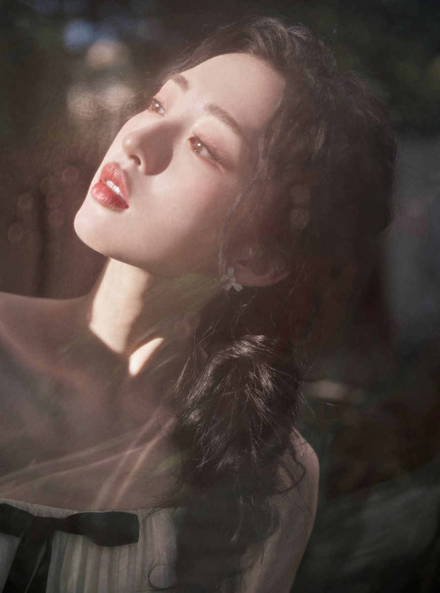 邓恩熙编发造型灵动俏皮 轻提裙摆少女感十足