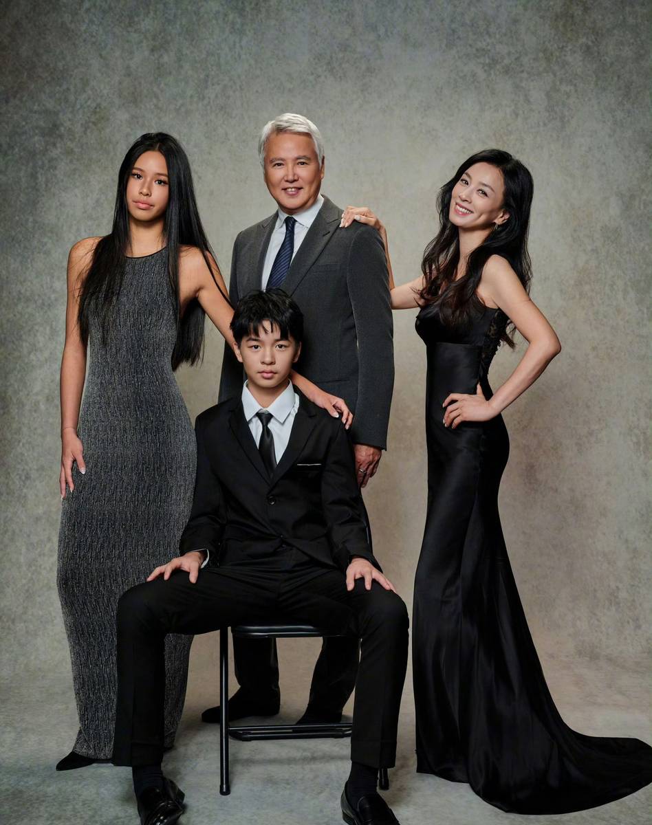 张庭晒一家四口全家福 儿女身高瞩目颜值出挑