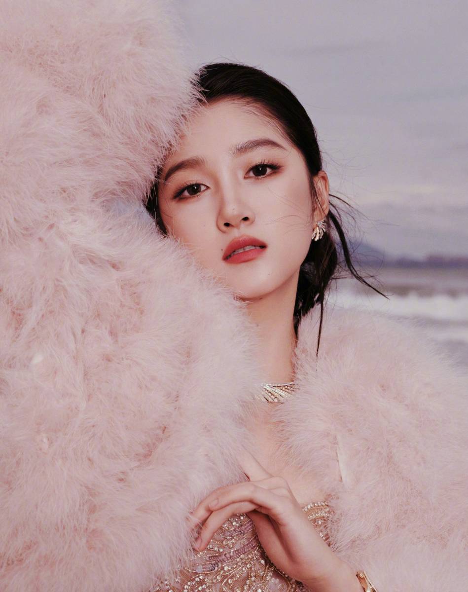 关晓彤穿抹胸裙大气优雅 身披毛绒外套楚楚动人