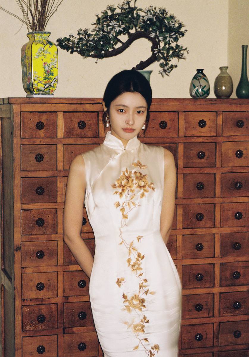 徐若晗穿刺绣旗袍端庄优雅 轻撩珠帘温柔恬静