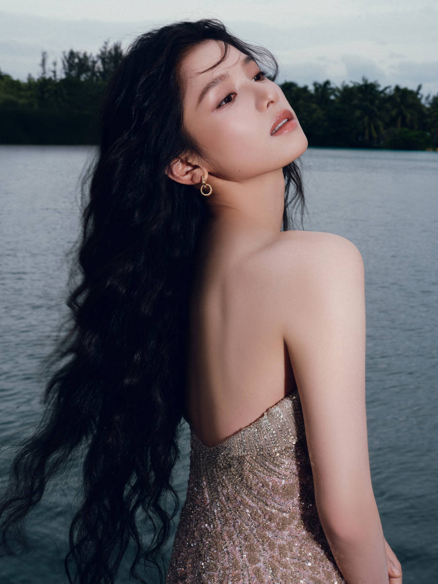 张婧仪穿鱼尾裙亮相盛典 宛如海畔边的人鱼公主