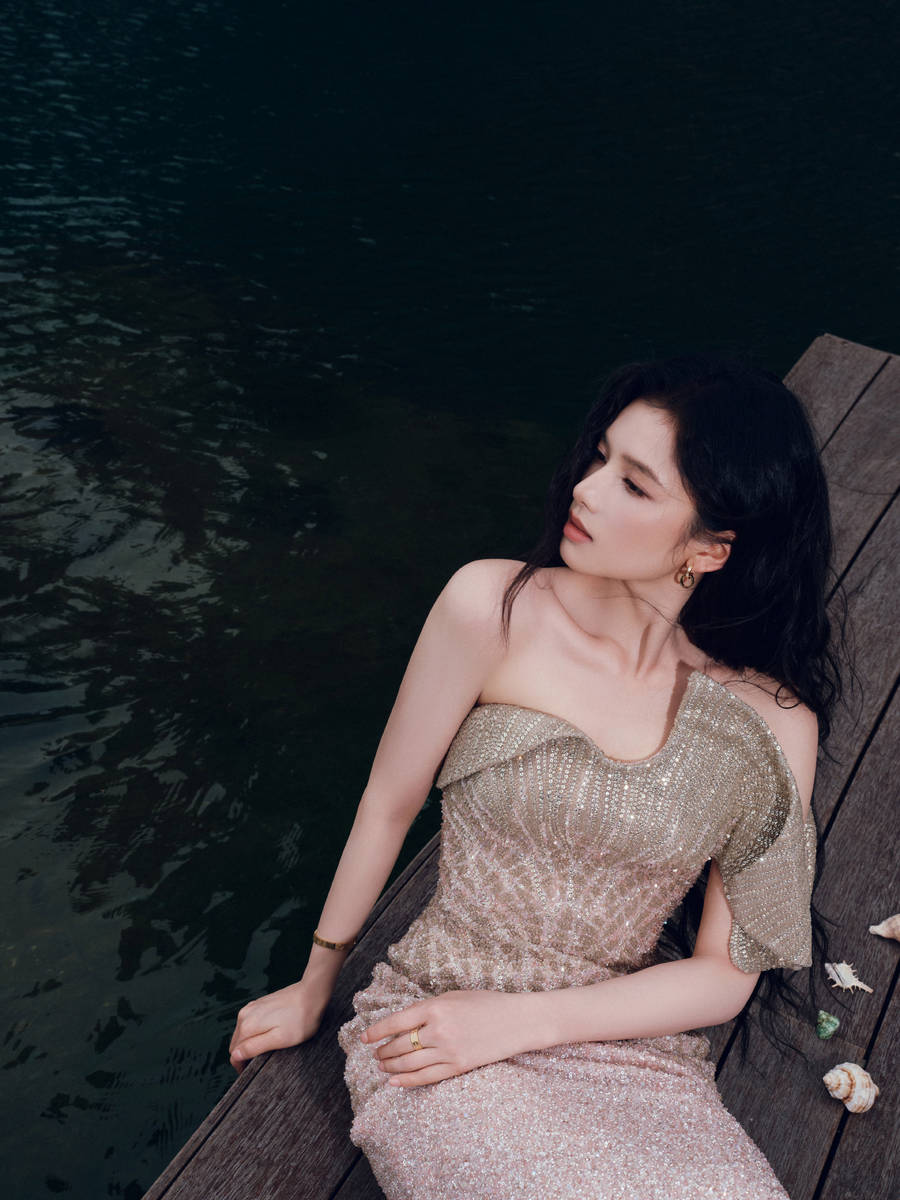 张婧仪穿鱼尾裙亮相盛典 宛如海畔边的人鱼公主