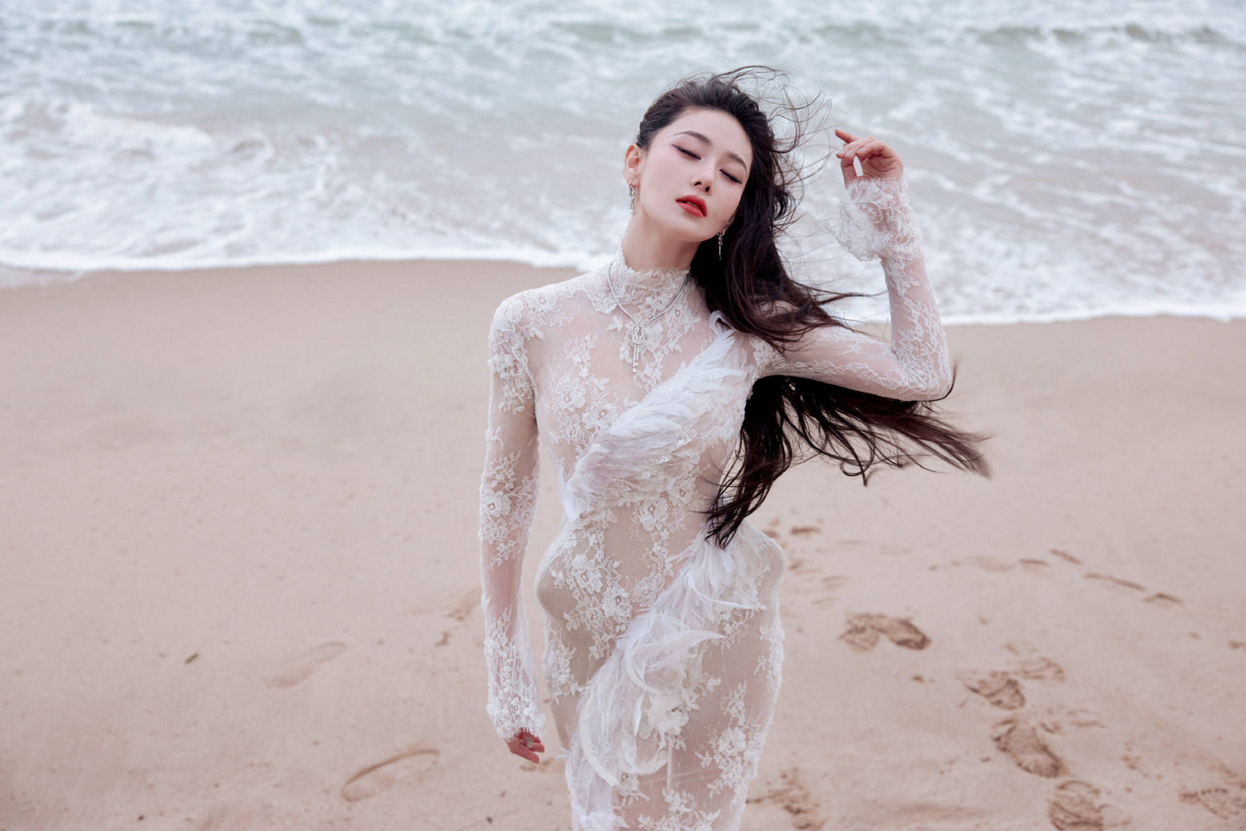 张馨予穿25斤拖尾礼服 秒变千年狐妖妩媚迷人