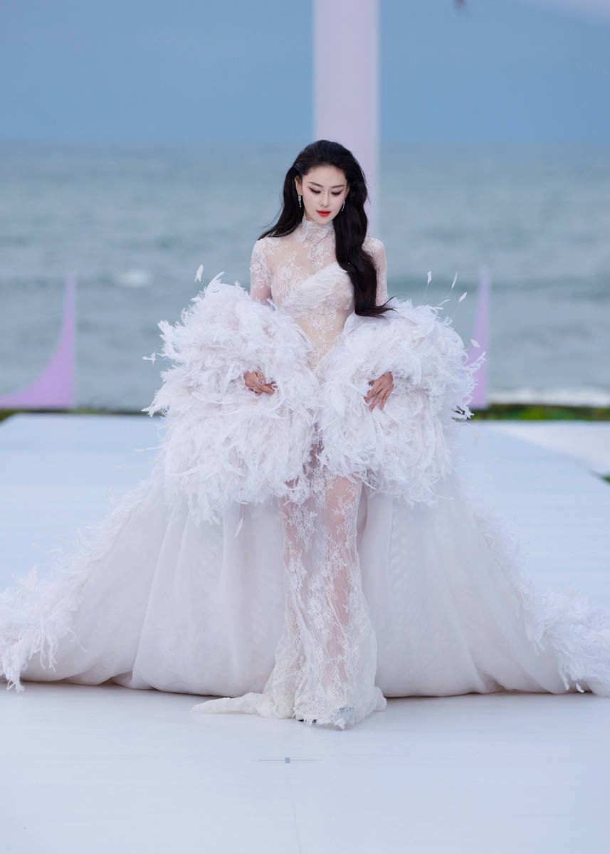 张馨予穿25斤拖尾礼服 秒变千年狐妖妩媚迷人