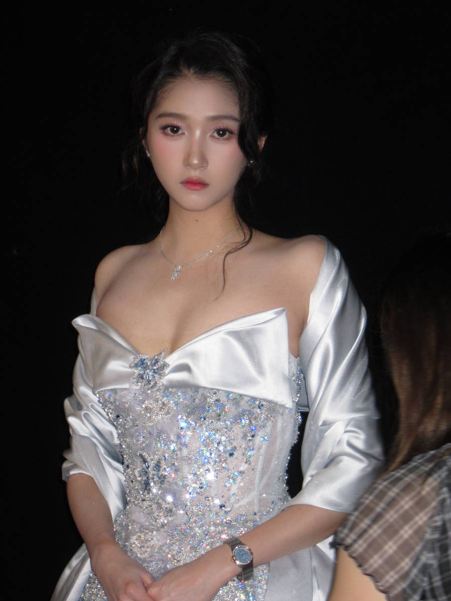 关晓彤身着银灰色缎面长裙 发丝轻拂尽显温婉华贵