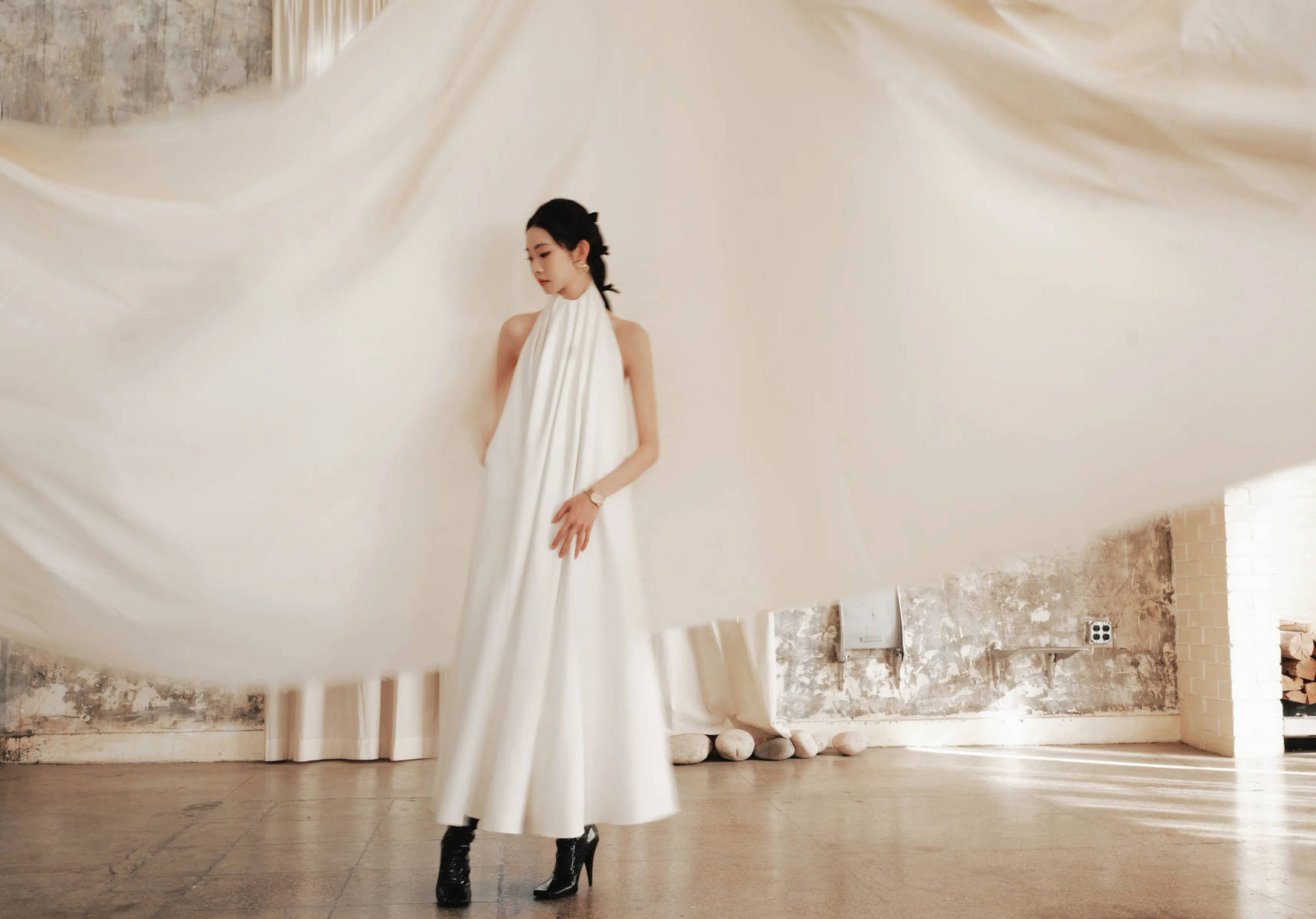 张艺凡极简风白裙气质清冷 完美诠释优雅高级感