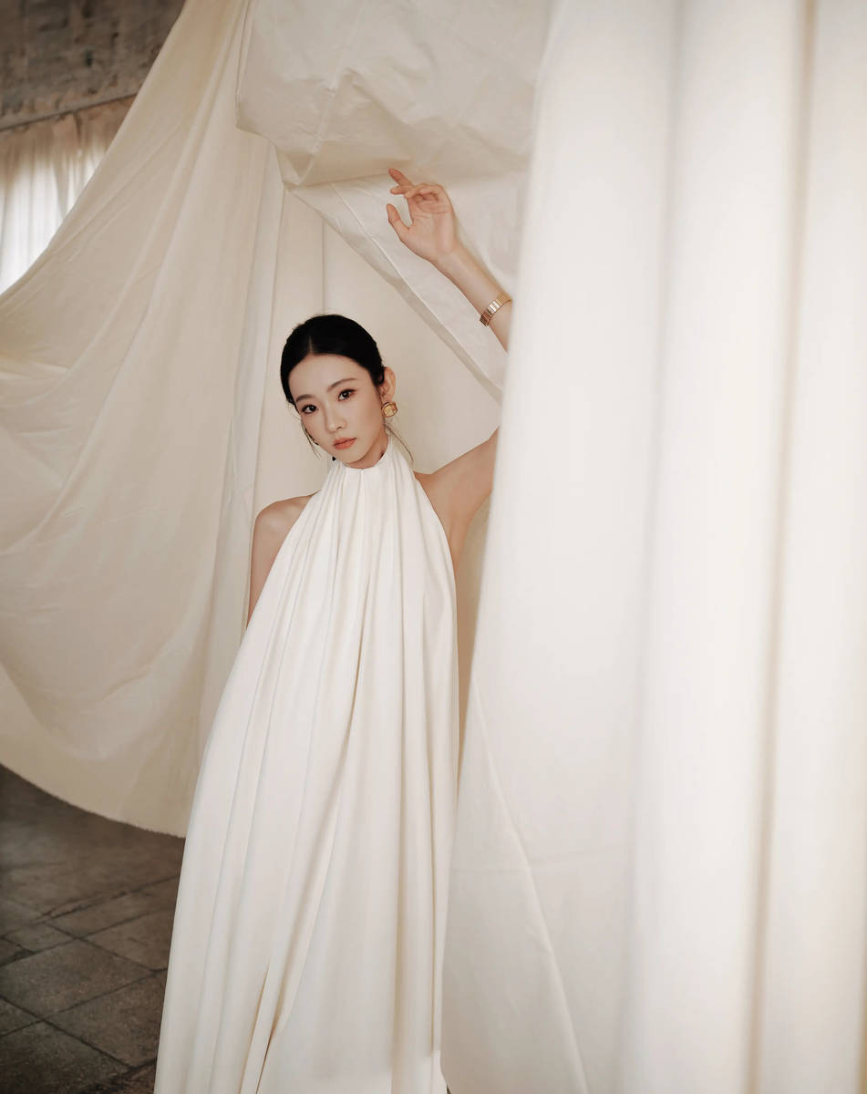 张艺凡极简风白裙气质清冷 完美诠释优雅高级感