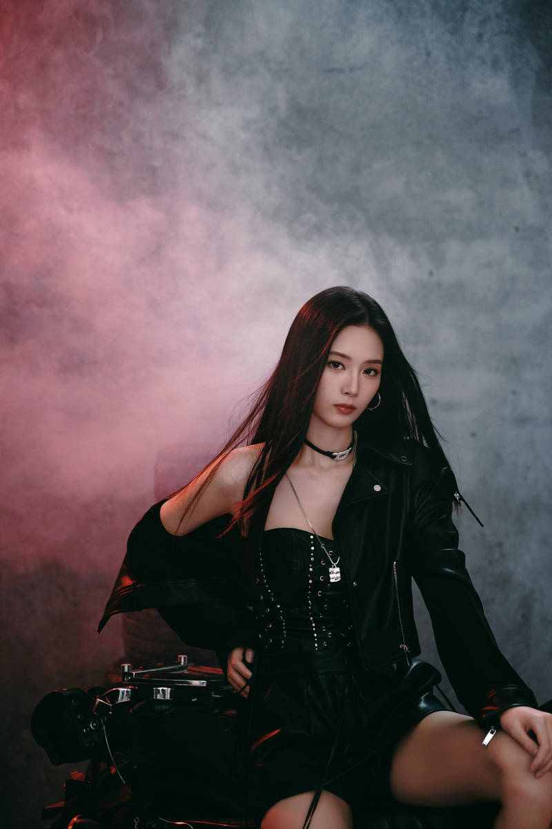 徐艺洋身穿黑色皮衣 大方秀香肩长腿热辣性感