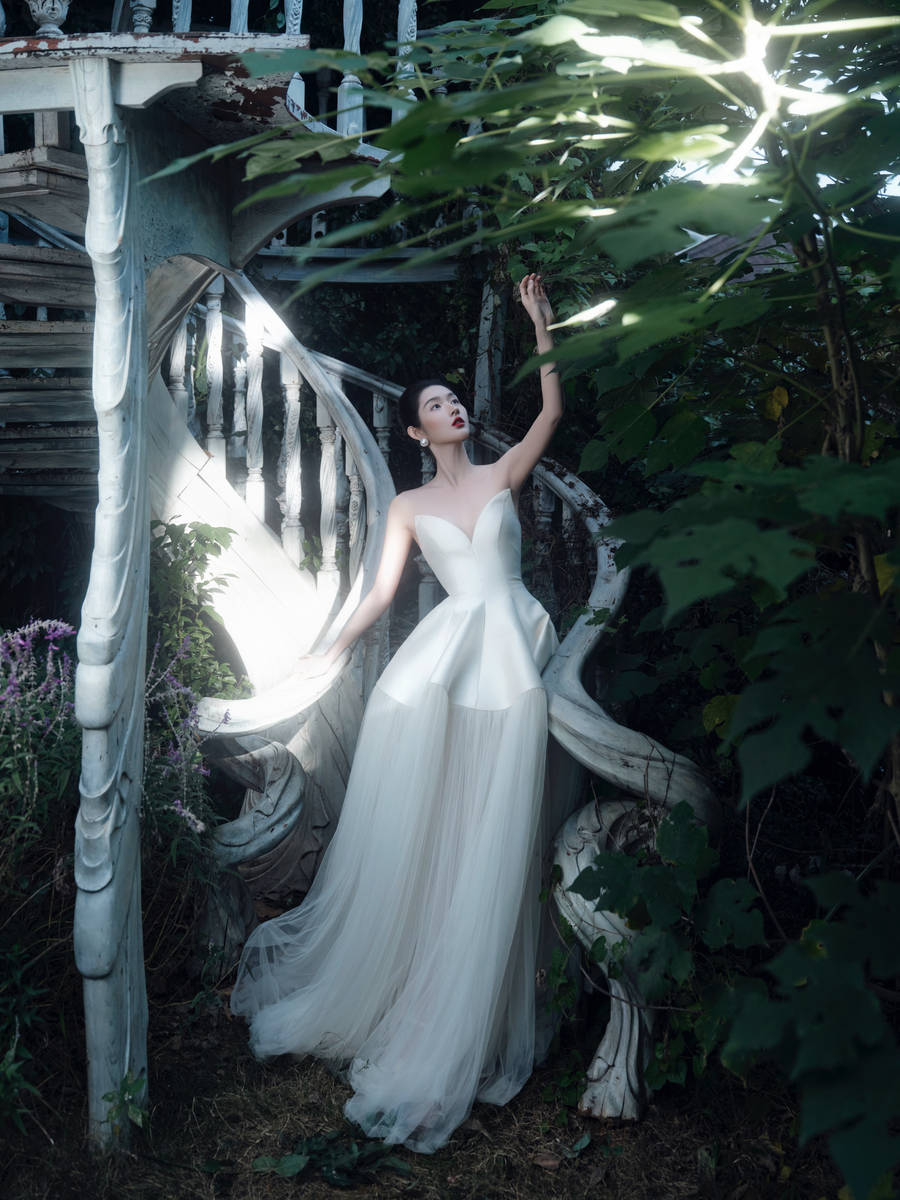 王玉雯一袭白色纱裙气质出尘 红唇吸睛反差感十足