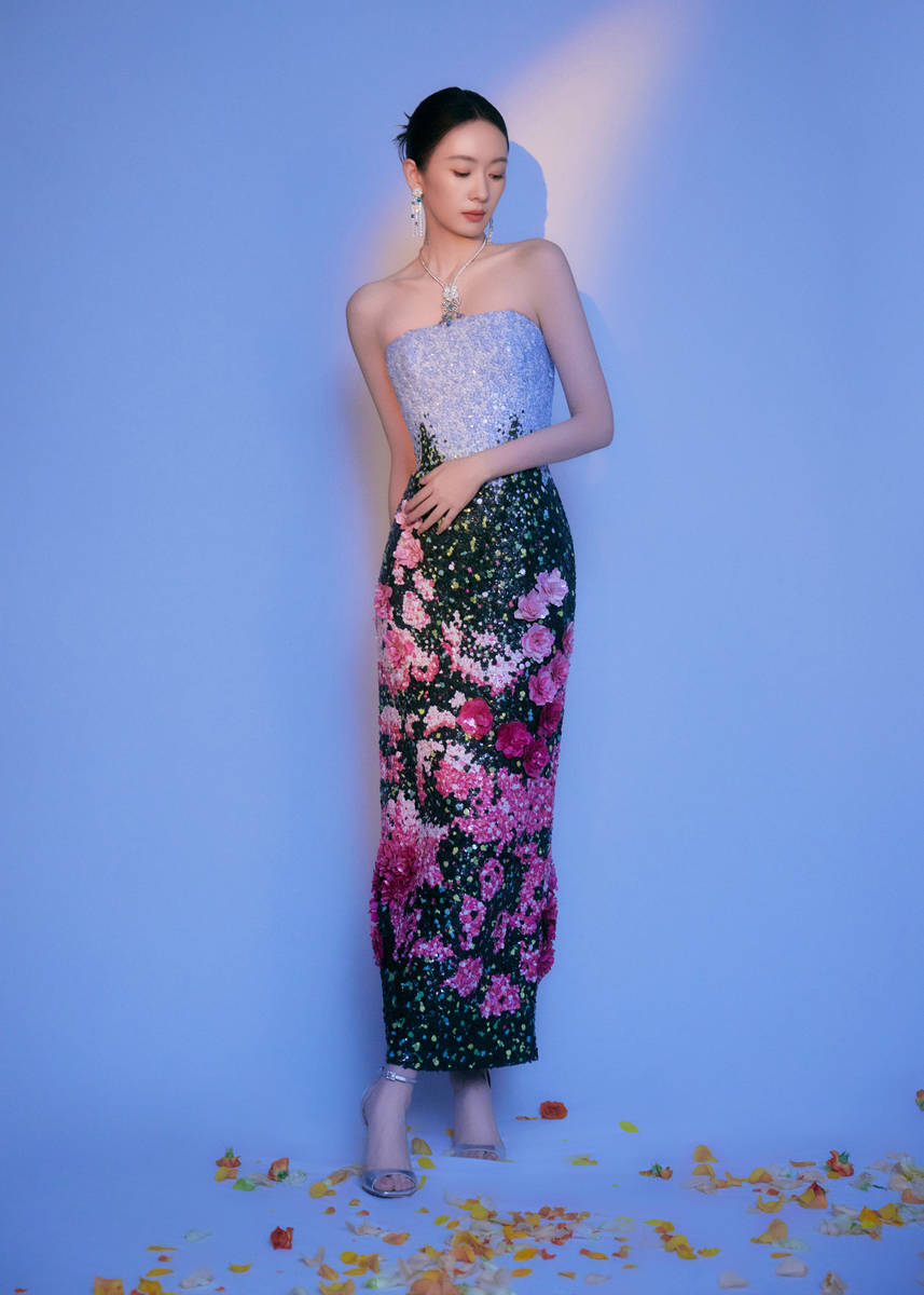 童瑶一身蓝色抹胸裙温婉动人 戴珠宝项链高贵优雅