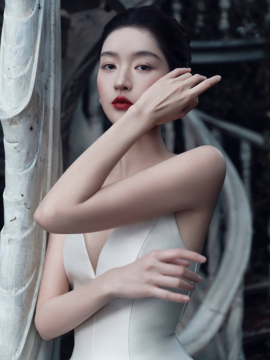 王玉雯一袭白色纱裙气质出尘 红唇吸睛反差感十足