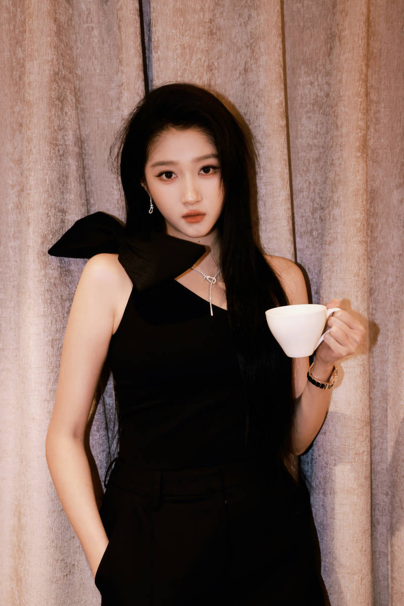 关晓彤穿修身西装干练优雅 黑长直造型清纯动人