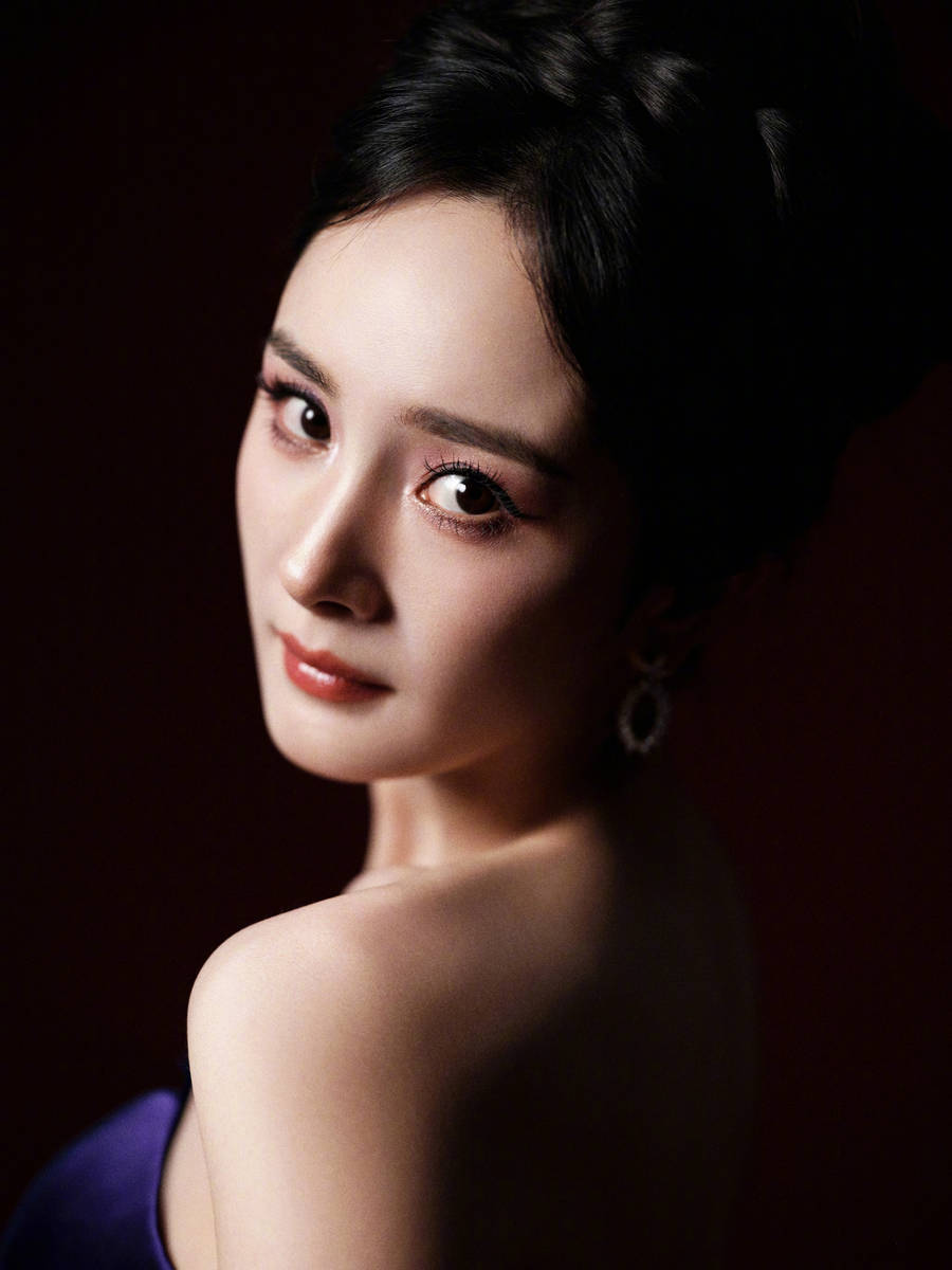 杨幂穿深蓝色鱼尾长裙复古迷人 侧身回眸身姿曼妙