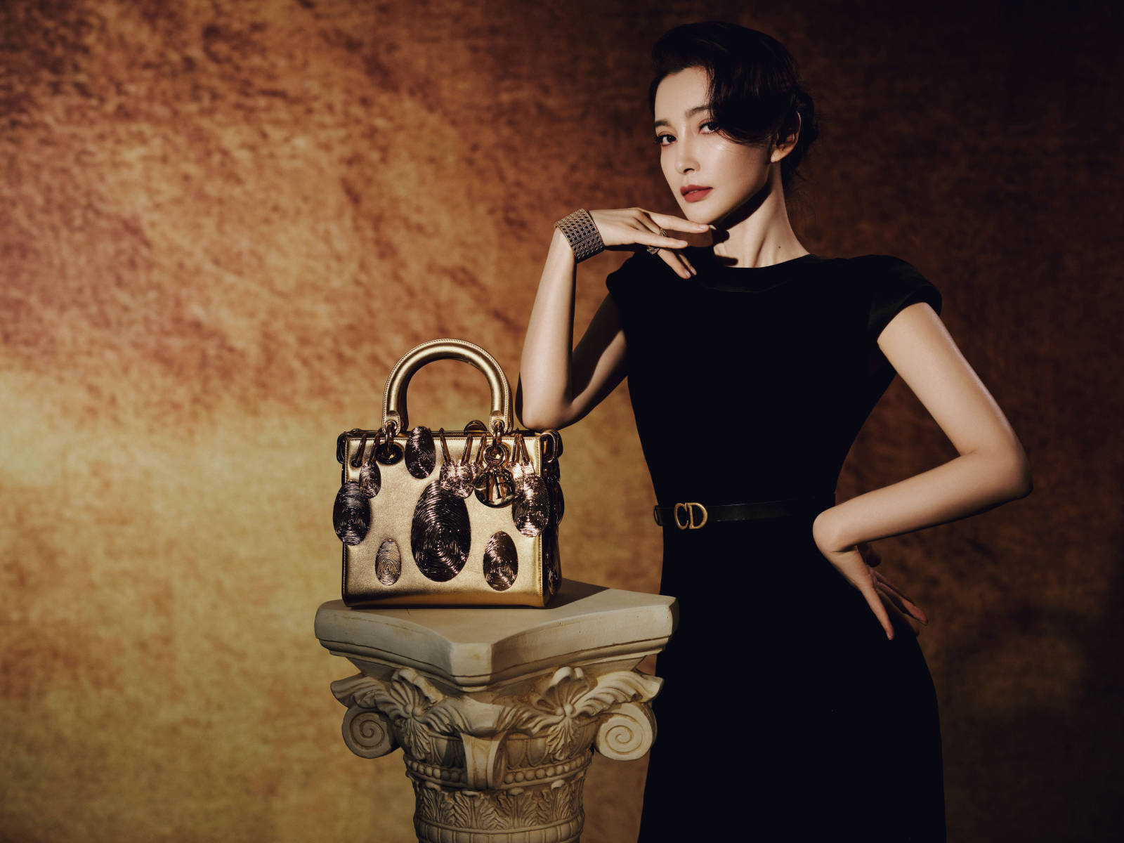 李冰冰穿黑丝绒礼裙优雅动人 身姿曼妙似画中美人