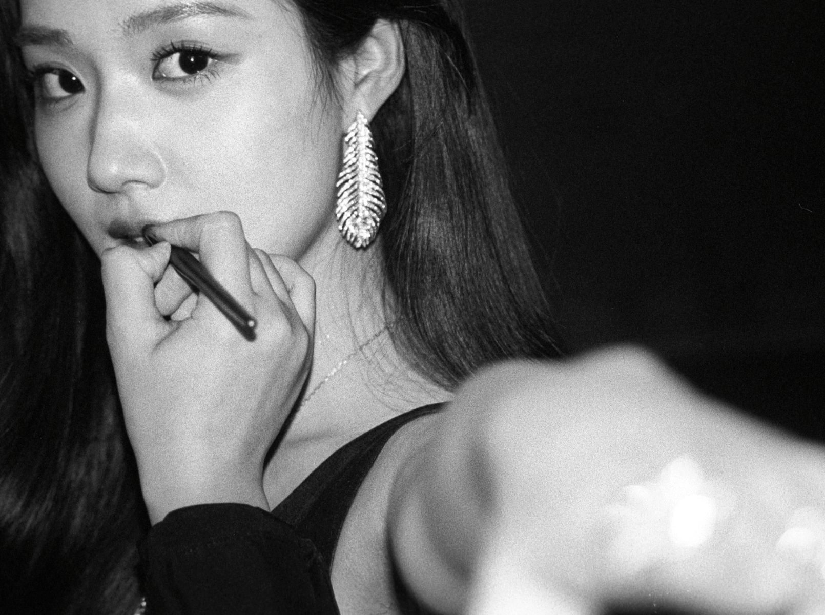 卢昱晓工作花絮曝光 神态松弛自然又可爱